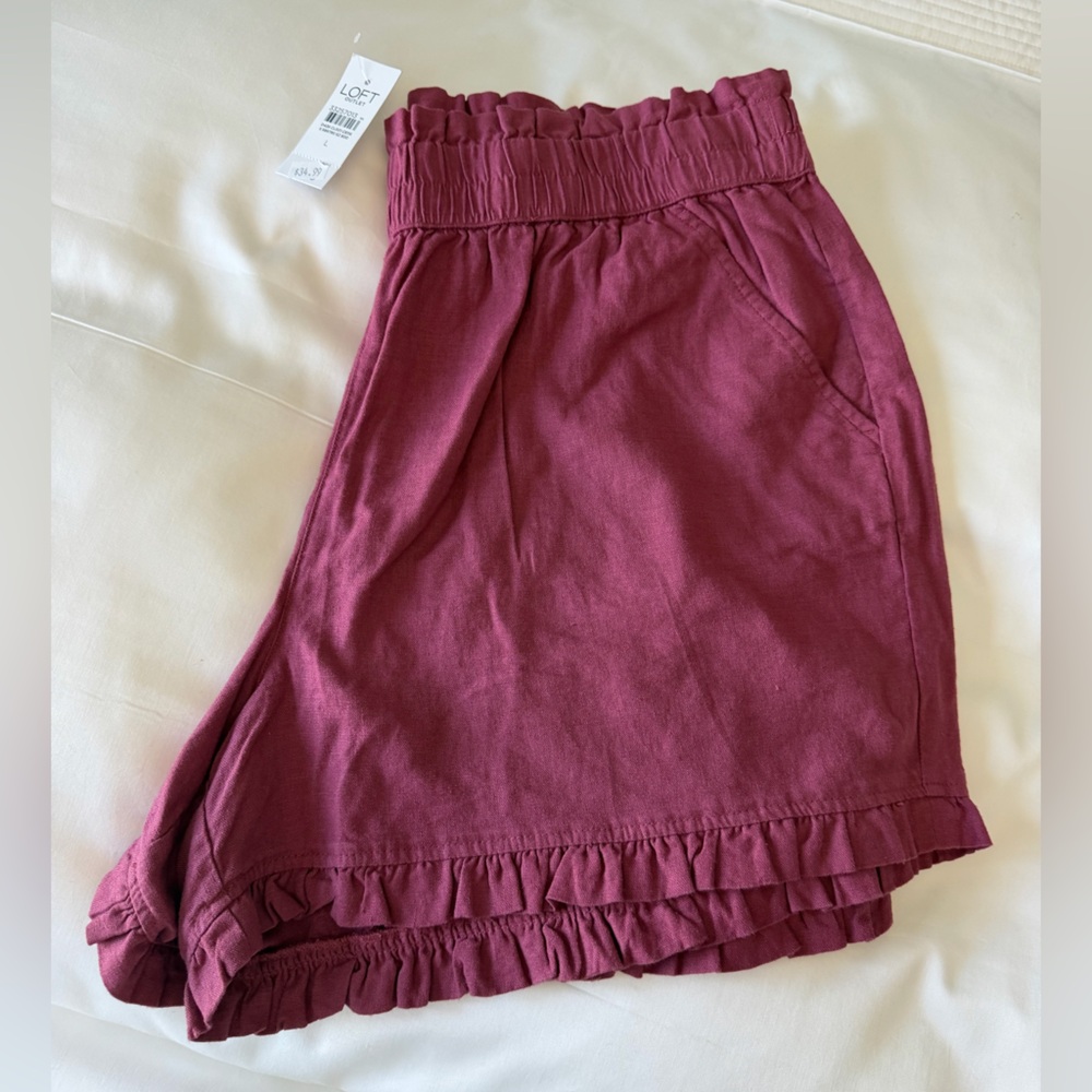 NWT LOFT Outlet Burgundy Ruffle-Hem shorts. Sz large. Linen blend. Brand new!